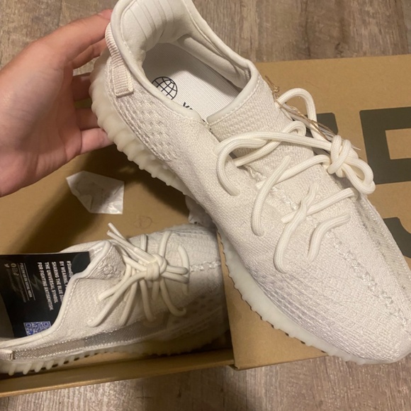 Brand new Yeezy Boost 350 v2 size 8 1/2 - Picture 3 of 3